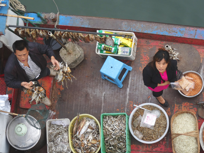 Ein Fischer mit Frau verkauft seinen Fang: Trockenfisch