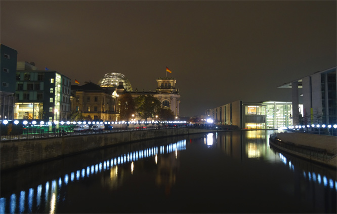 Die ehemalige Berliner Mauer: Leuchtende Ballons - Hier am Reichstag