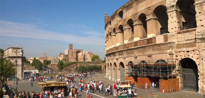 Das Colosseum mit Sicht auf das Capitol