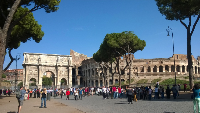 Das Colosseum mit dem Triumphbogen des Constantin