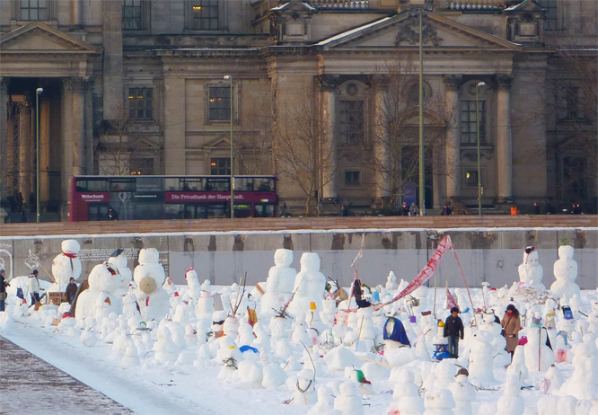 Schneemann-Demo, Schlossplatz, Berlin