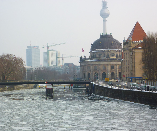 Museumsinsel und Eis auf der Spree