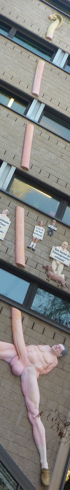 Plastik an der Fassade der TAZ, Kochstrasse