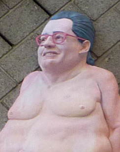 Plastik an der Fassade der TAZ, Kochstrasse